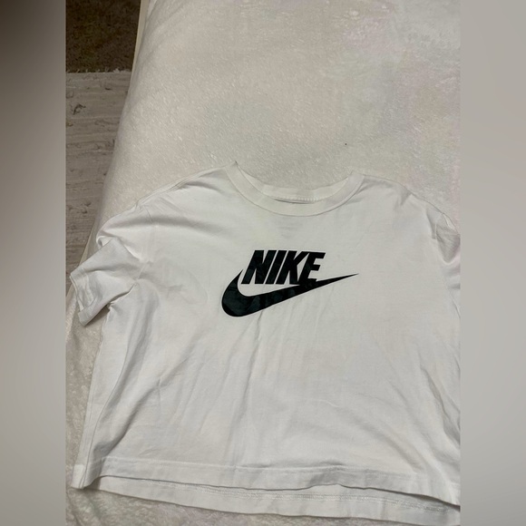 Nike Tops - Nike cropped tee